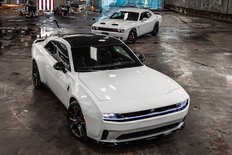 charger ev vs hellcat
